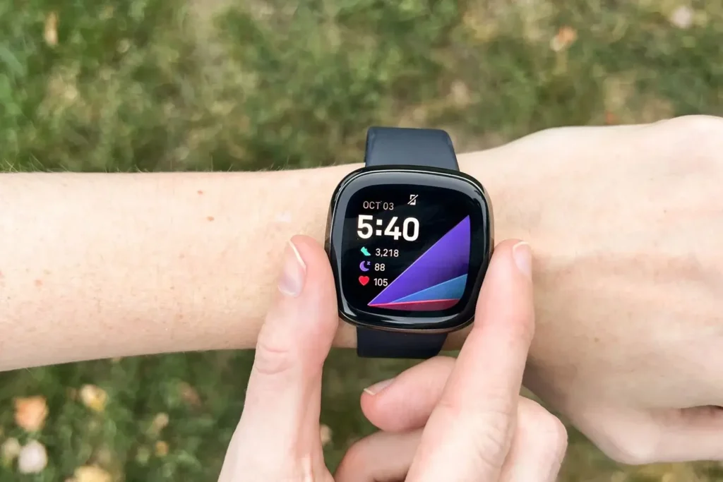 Pourquoi intégrer une smartwatch à sa routine numérique peut réduire la fatigue mentale