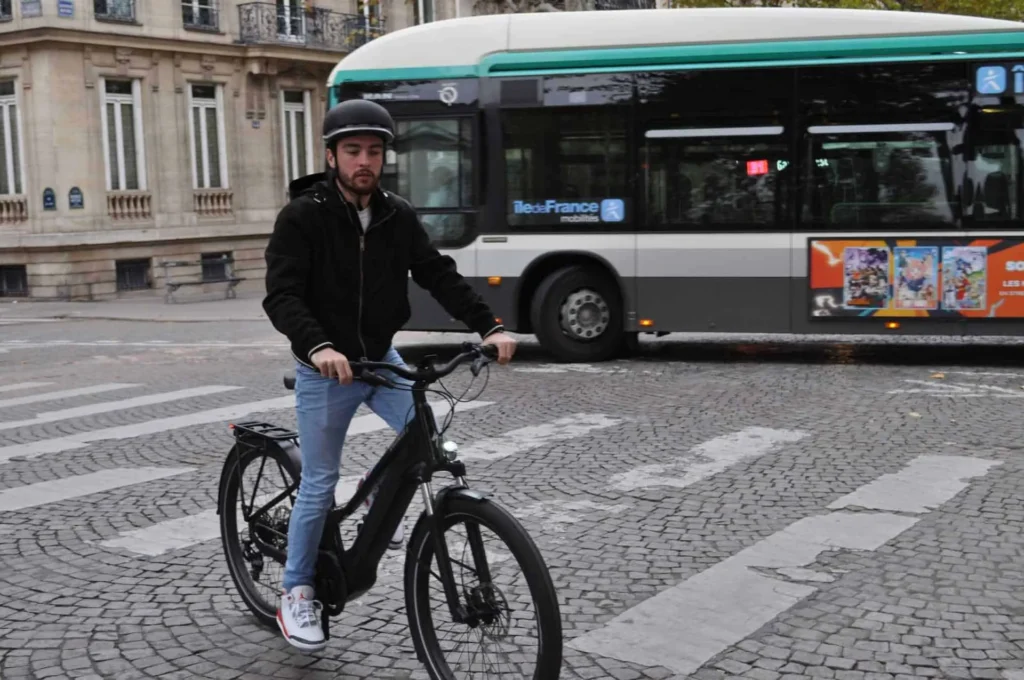 J’ai essayé un vélo électrique pliant pendant 30 jours voici ce qui a vraiment changé dans mes trajets en ville